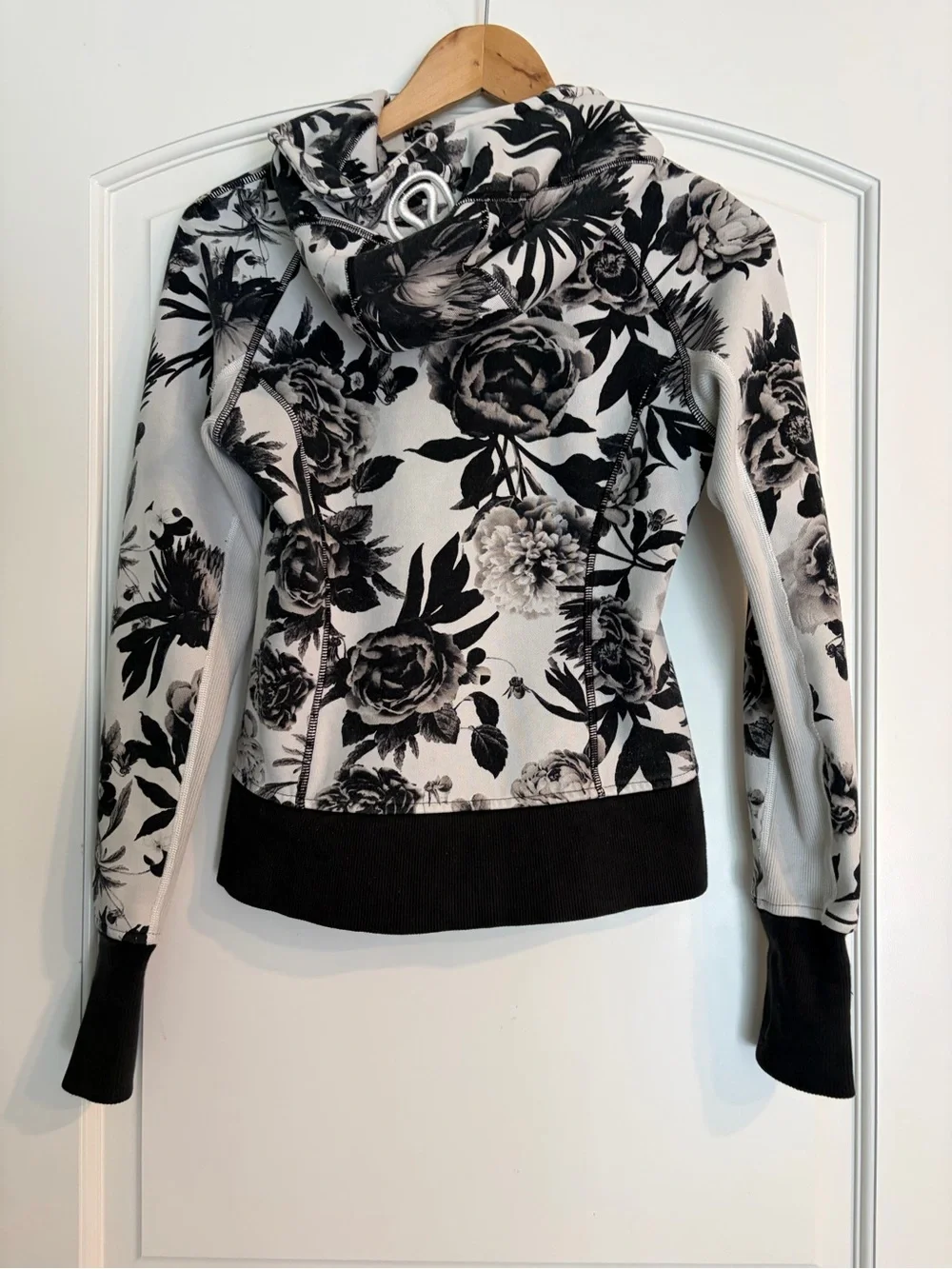 Lululemon Scuba Hoodie Stretch Women’s Brisk Bloom Black White Size Small